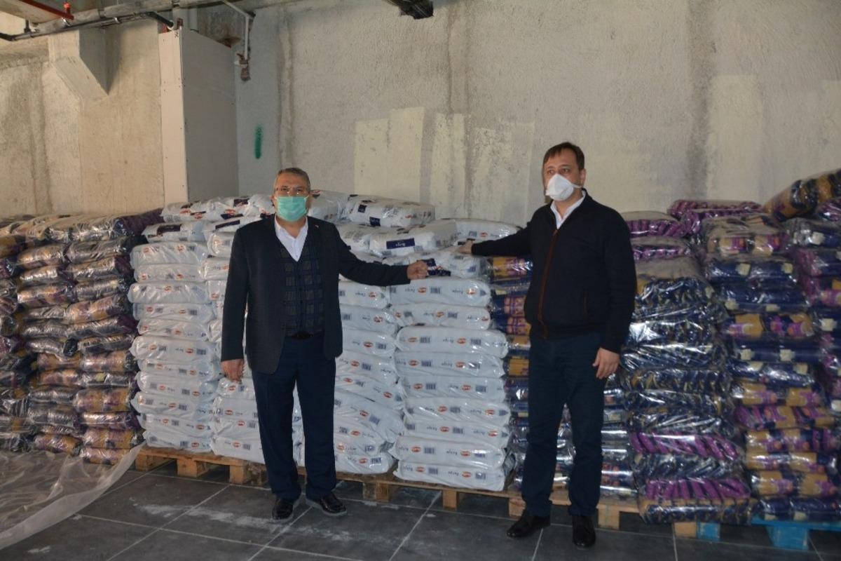 Yunusemre&rsquo;de erzak dağıtımı s&uuml;r&uuml;yor