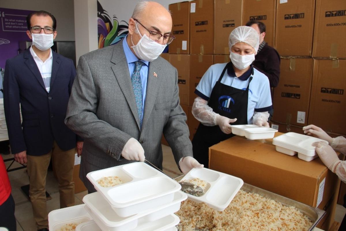 Vali K&ouml;şger, kazanların başına ge&ccedil;ip iftar yemeği paketledi
