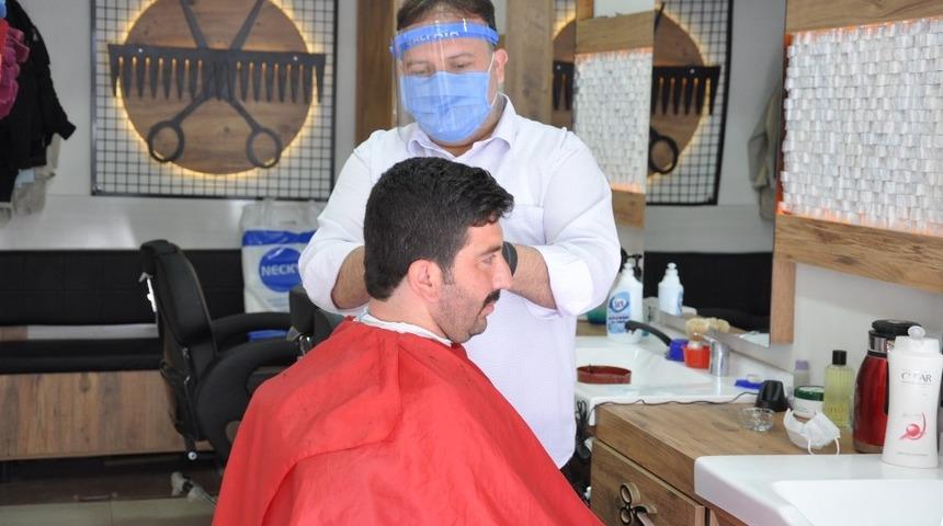 Berber ve kuaf&ouml;rlerde randevulu &ccedil;alışma heyecanı