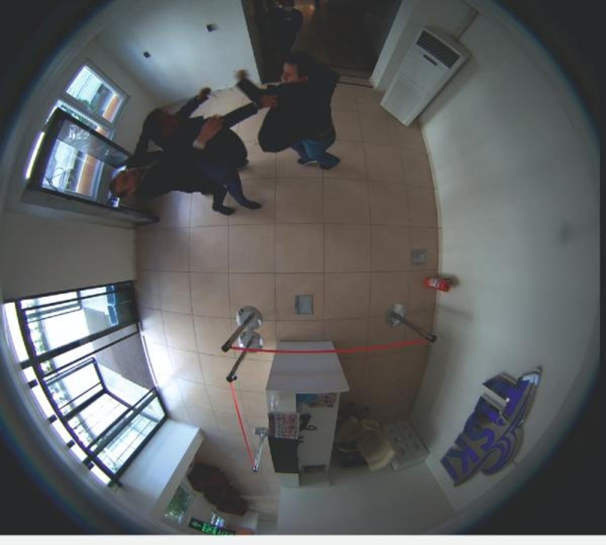 TİSKİ Genel M&uuml;d&uuml;r&uuml; Ali Teketaş'a yumruklu saldırı kamerada