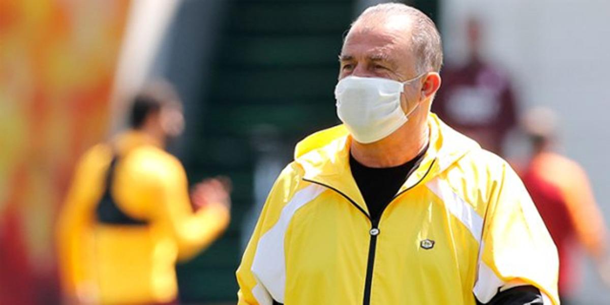 Koronavir&uuml;s&uuml; atlatan Fatih Terim, takımının başında antrenmana &ccedil;ıktı