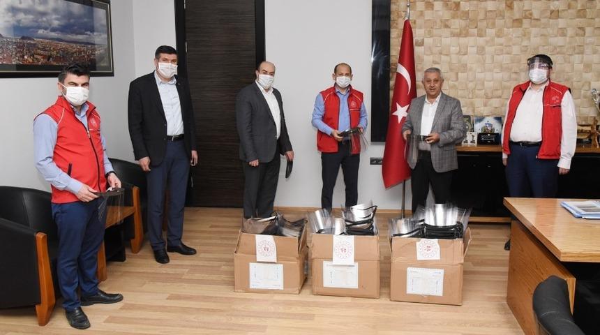 Başkan Zeybek&rsquo;ten belediyelere hijyen malzemesi desteği