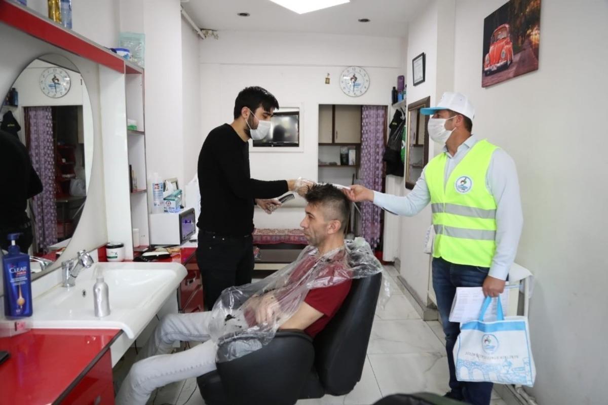 Pamukkale Belediyesi berber ve kuaf&ouml;r salonlarına maske dağıttı