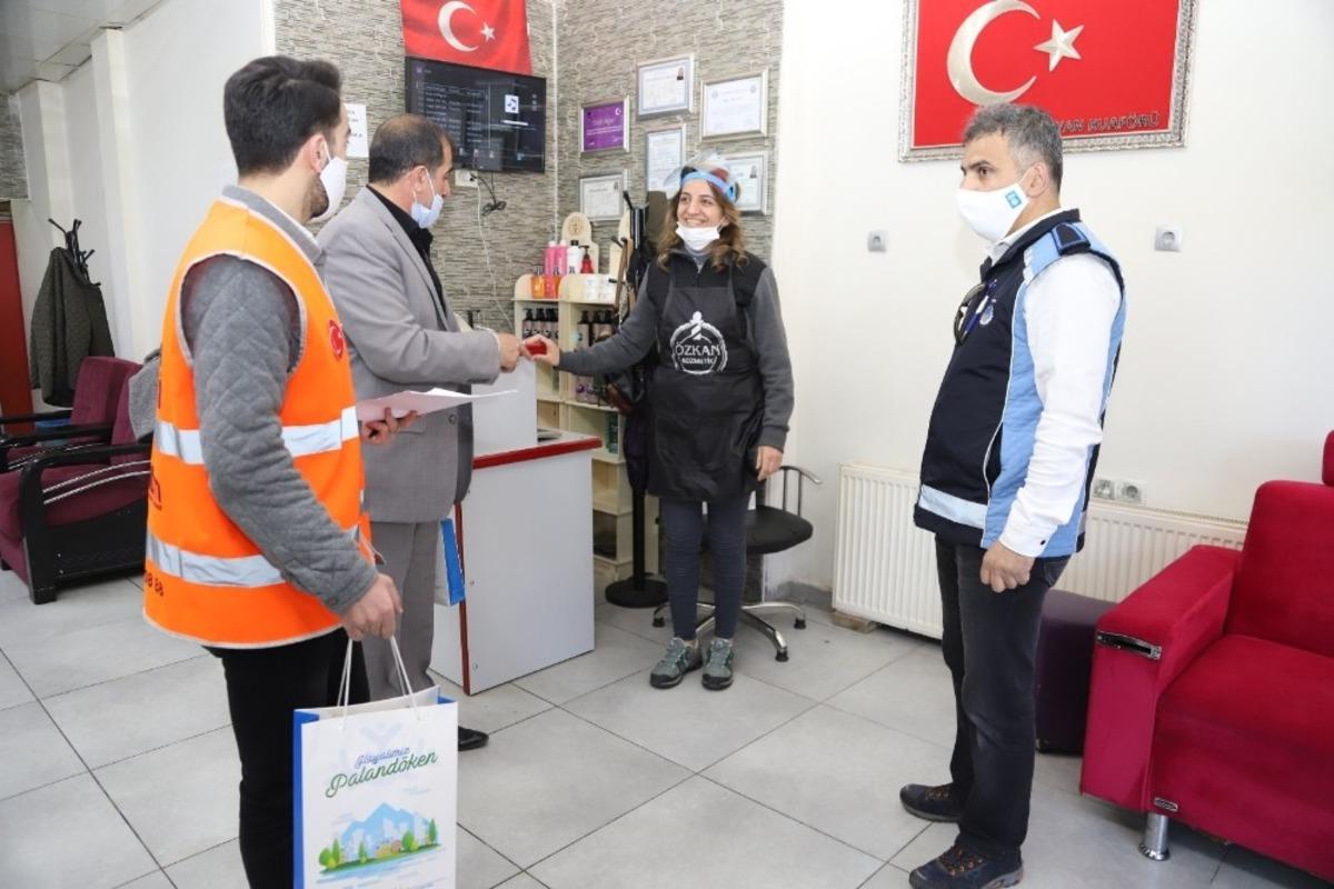 Paland&ouml;ken Belediyesi berber ve kuaf&ouml;rleri dezenfekte etti