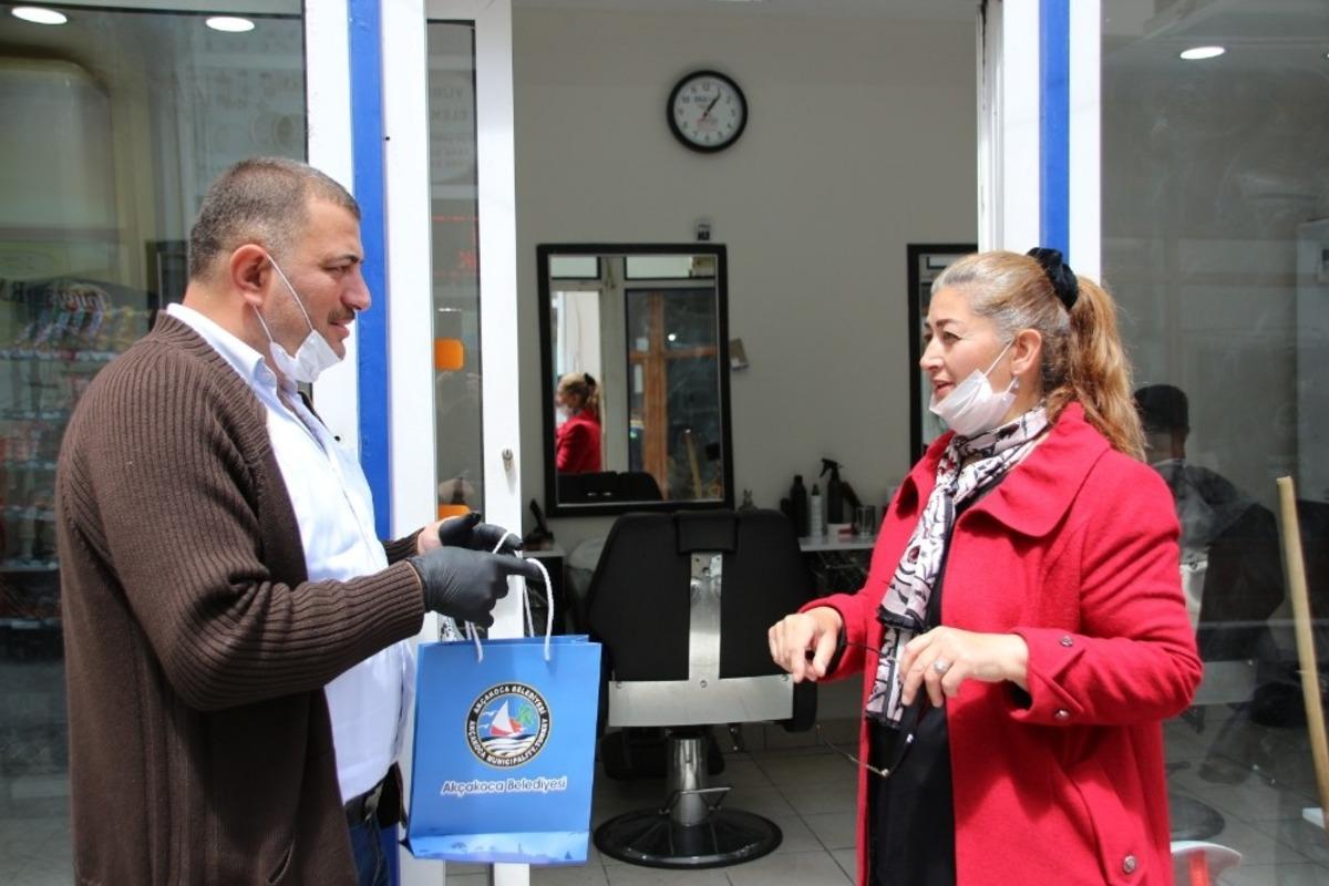 Ak&ccedil;akoca&rsquo;da berber ve kuaf&ouml;rlere koruyucu kitler dağıtıldı