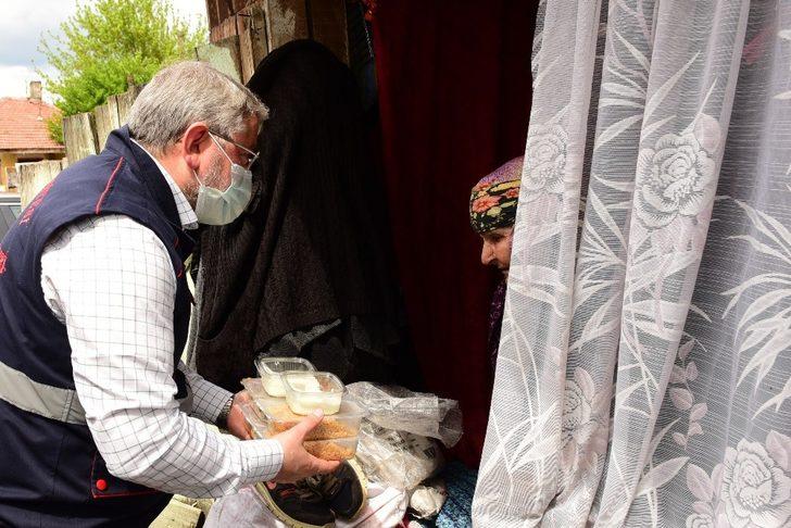 Aşevini ziyaret eden Başkan Aşgın, vatandaşlara yemek dağıttı G3