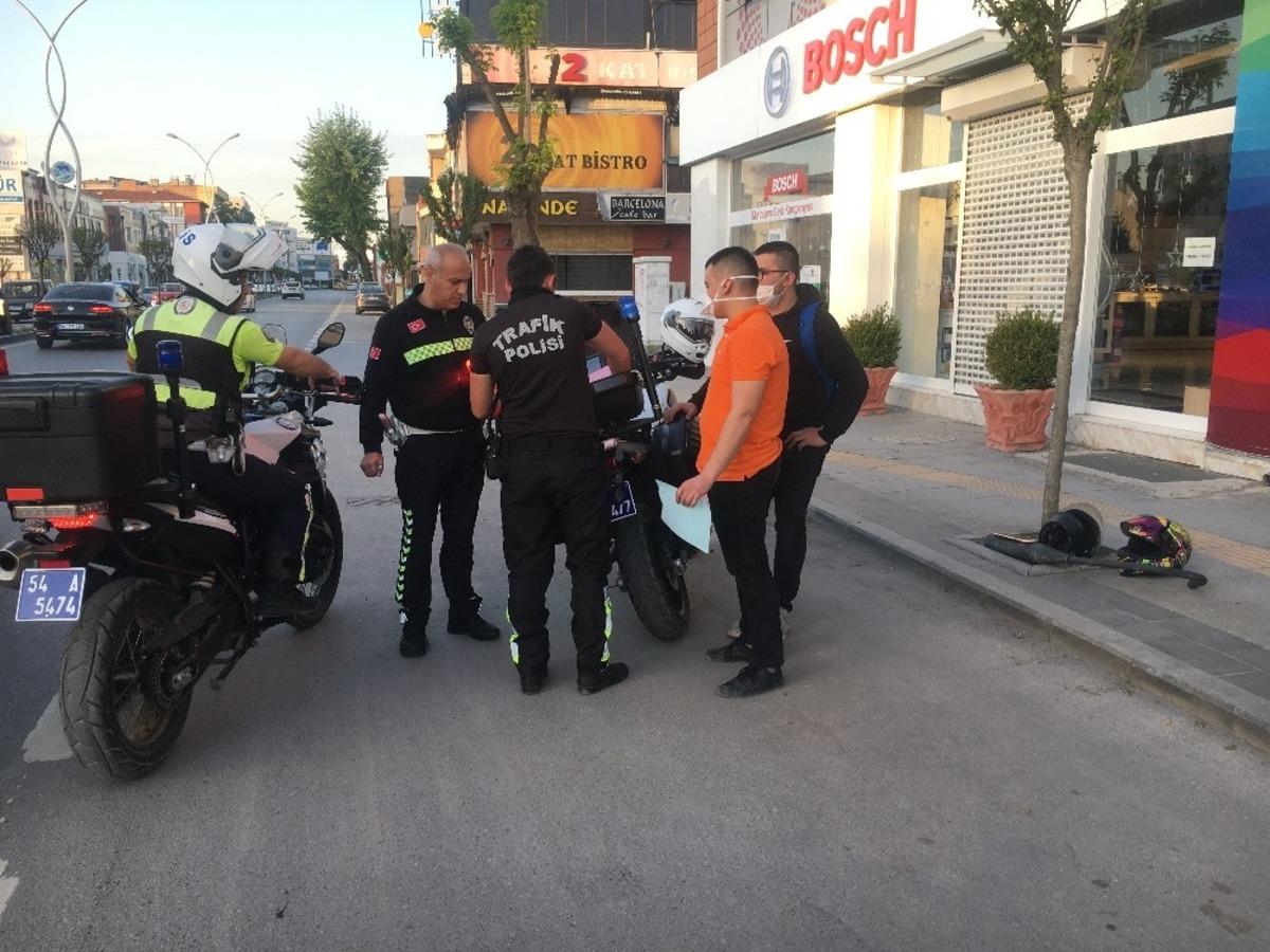 Tek teker &uuml;st&uuml;nde kırmızı ışıkta ge&ccedil;en iki motorcu polisten ka&ccedil;amadı