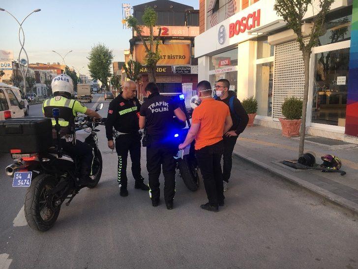 Tek teker üstünde kırmızı ışıkta geçen iki motorcu polisten kaçamadı G2