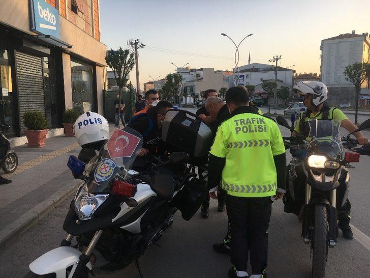 Tek teker üstünde kırmızı ışıkta geçen iki motorcu polisten kaçamadı G3