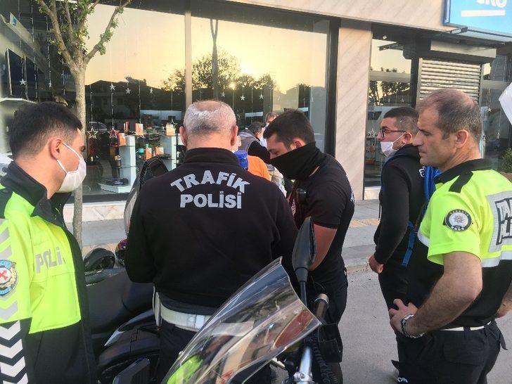 Tek teker üstünde kırmızı ışıkta geçen iki motorcu polisten kaçamadı G4