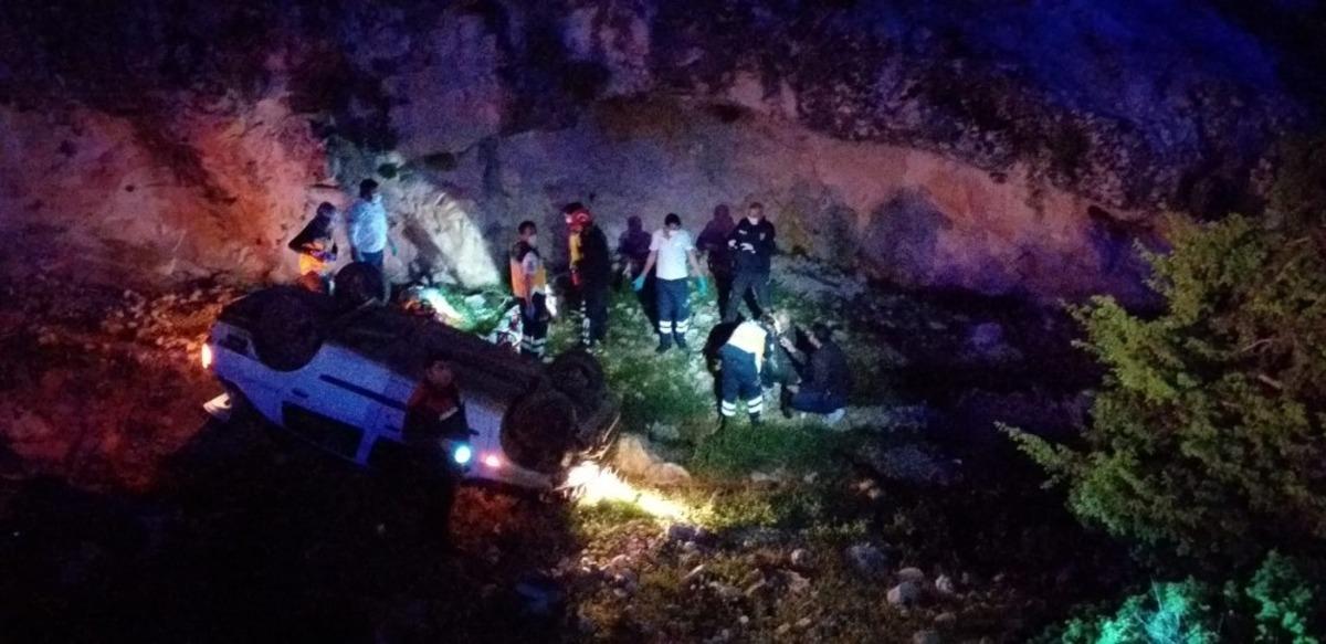 Polisten ka&ccedil;an otomobil şarampole yuvarlandı: 3 yaralı