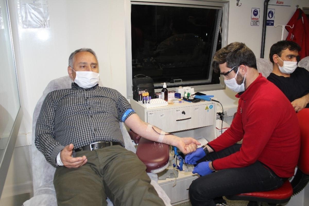 Elazığ&rsquo;da eğitimcilerden &ldquo;İyilik Kanımızda Var&rdquo; sloganıyla kan bağışı