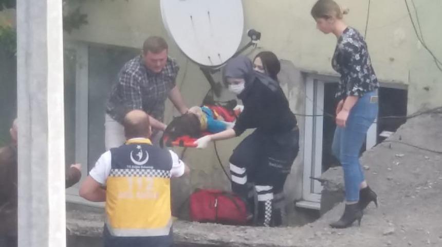 Camdan dışarıyı izleyen &ccedil;ocuk 3 kattan d&uuml;şt&uuml;