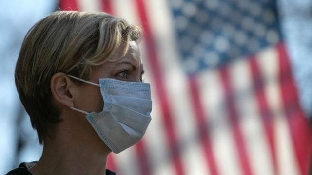 Maske takmış bir Amerikalı