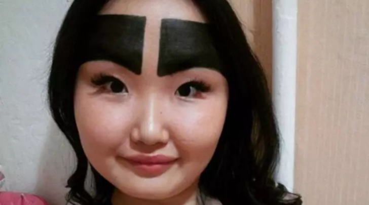 Geniş kaşlarıyla ünlü olan Instagram fenomeni, makyajsız fotoğrafını paylaştı G1