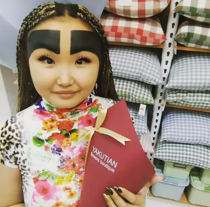 Geniş kaşlarıyla ünlü olan Instagram fenomeni, makyajsız fotoğrafını paylaştı G2