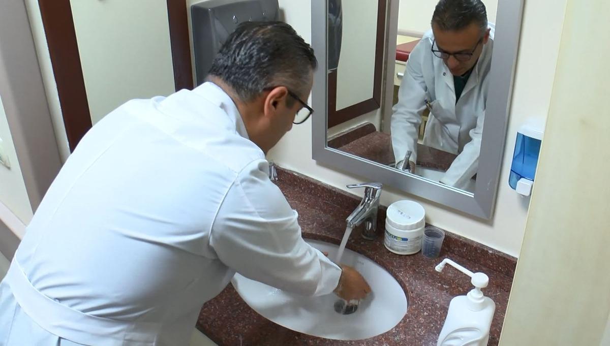 Bilim Kurulu &Uuml;yesi Tezer: G&uuml;nde elime 40 kez dezenfektan sıkıyorum