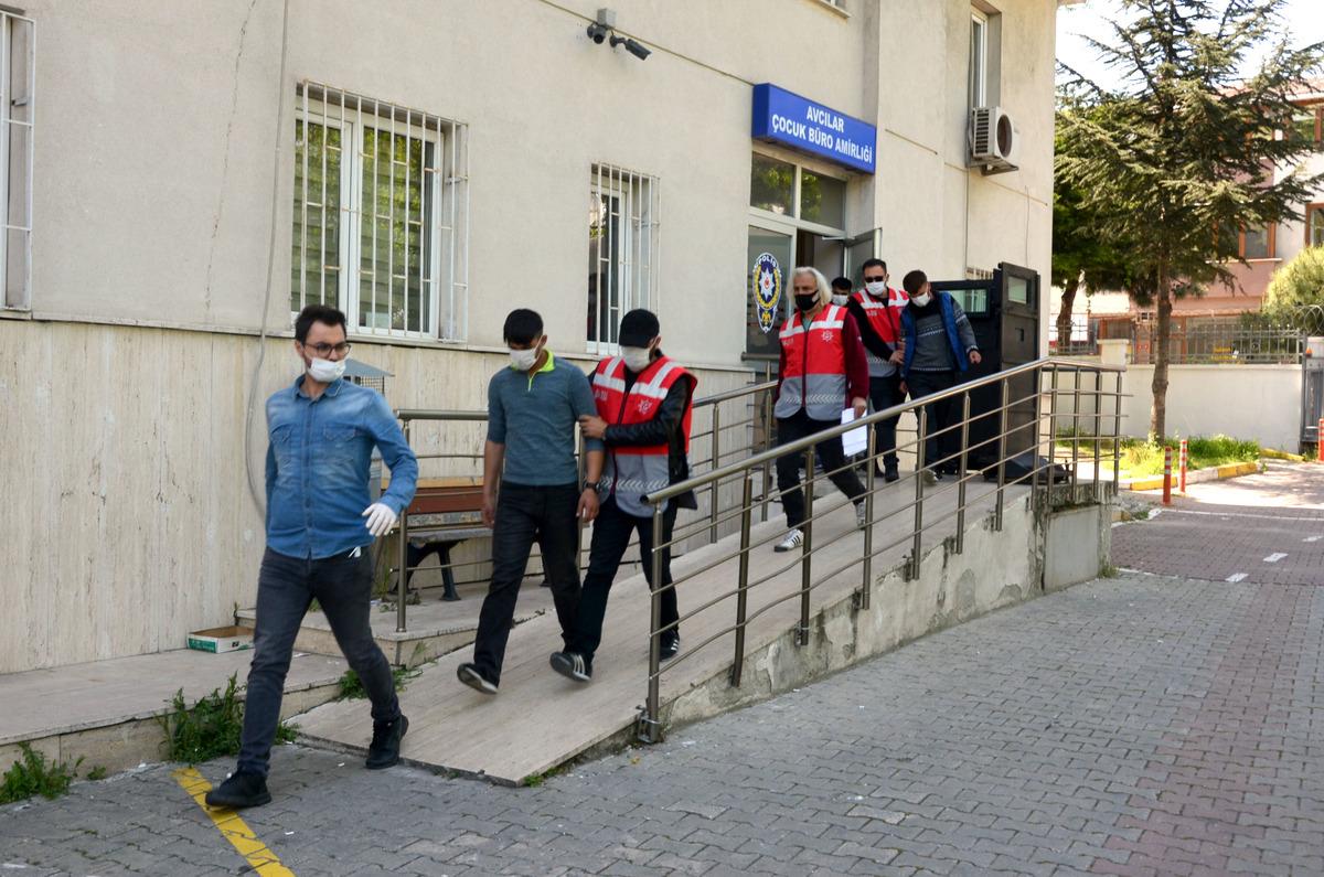 &Ccedil;almak istedikleri otomobilin yanlışlıkla kornasına basınca yakalandılar