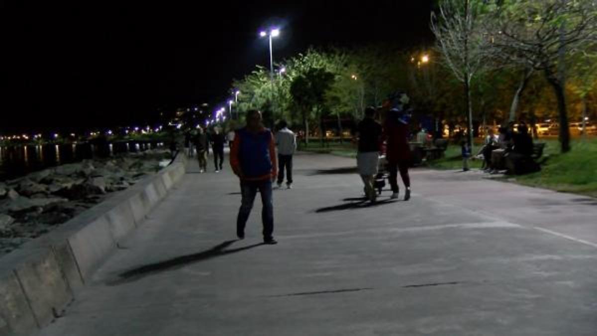 Sıcak havayı fırsat bilenler Kartal Sahili'ne akın etti