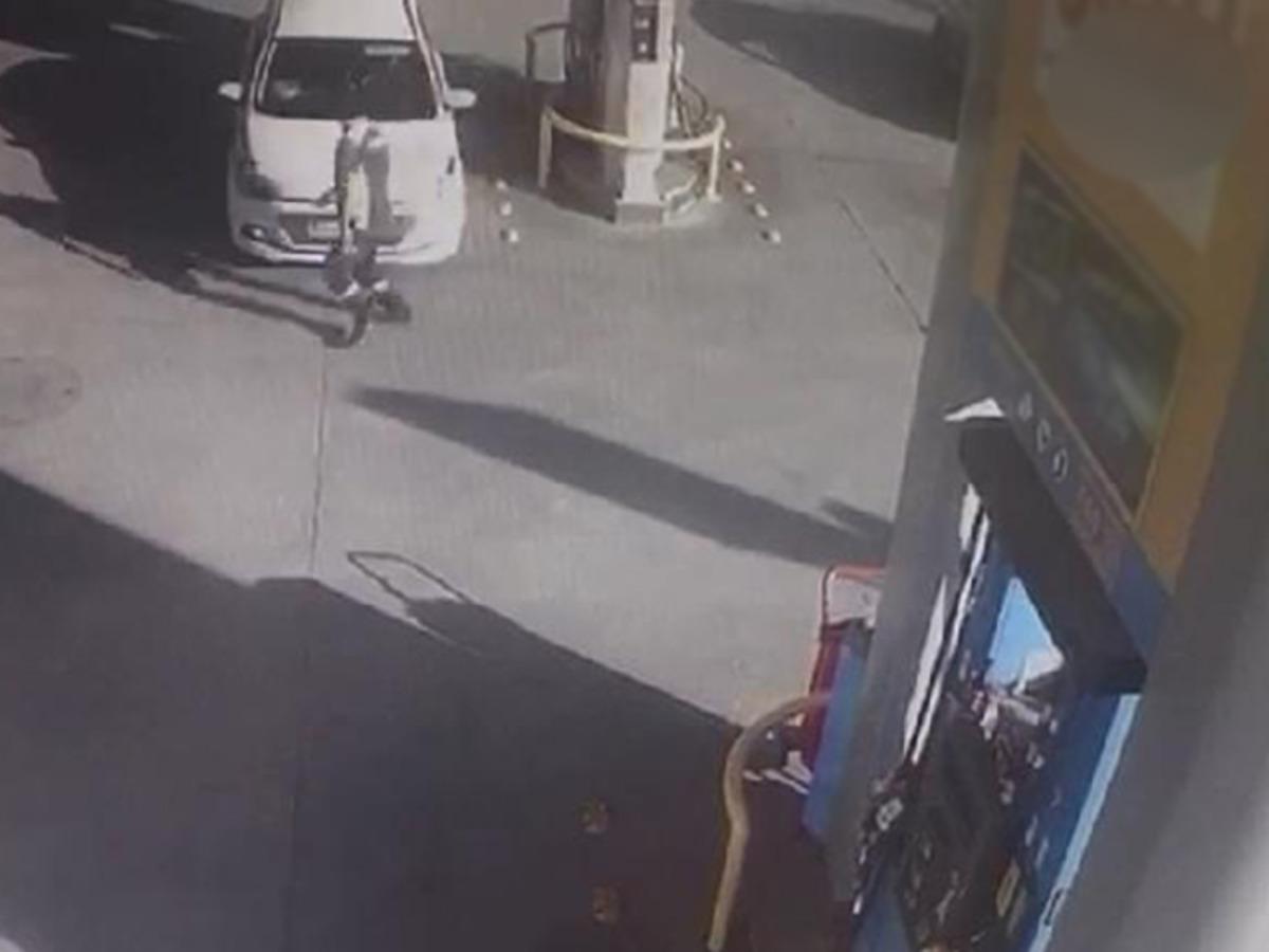 İstanbul'da korku dolu anlar! Otomobil akaryakıt istasyonuna daldı 