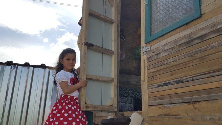 Çocukları için bahçesine ağaç ev yaptı G2