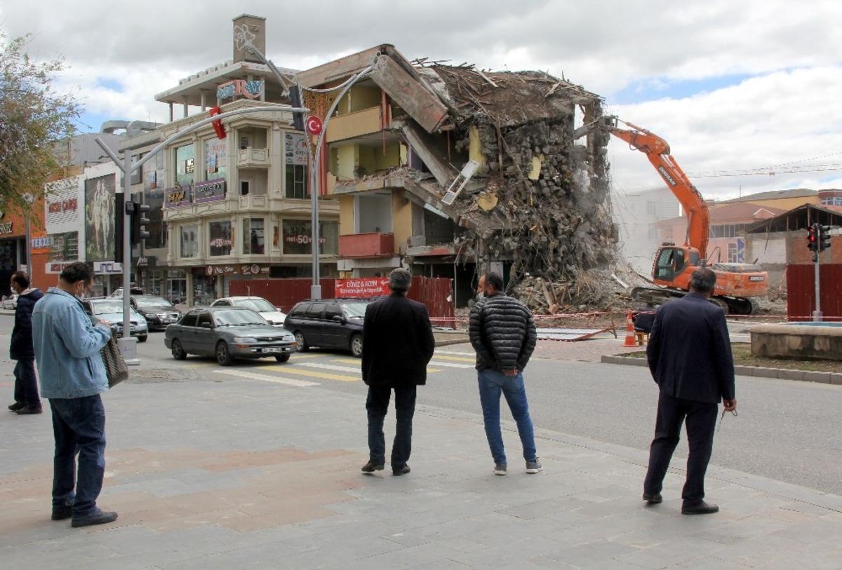 Yıkılan iş merkezini film gibi izlediler