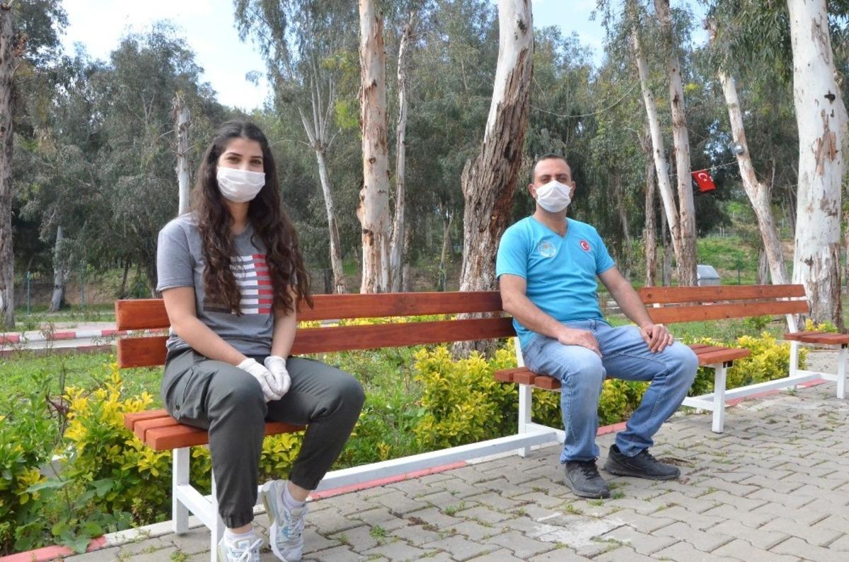 Sosyal mesafeli banklar parklara yerleştirilmeye başlandı