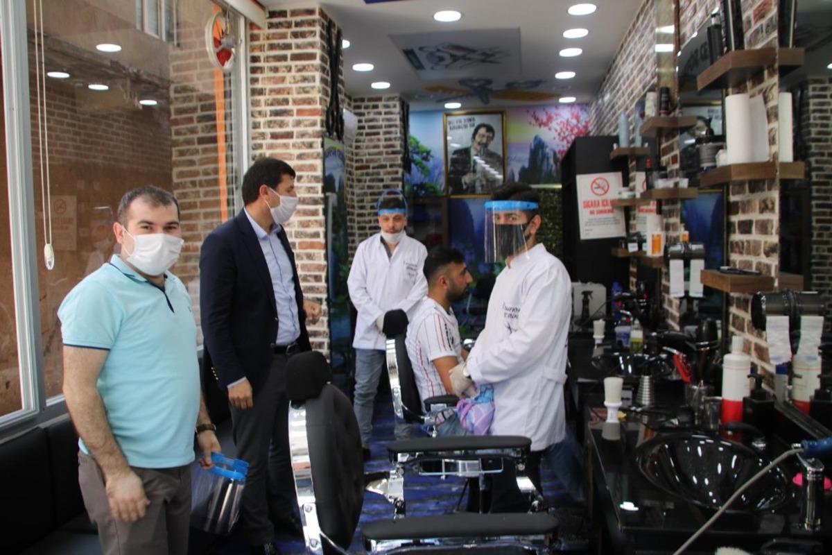 Cizre Milli Eğitim M&uuml;d&uuml;rl&uuml;ğ&uuml; berber ve kuaf&ouml;rlere, koruyucu siperlik dağıttı