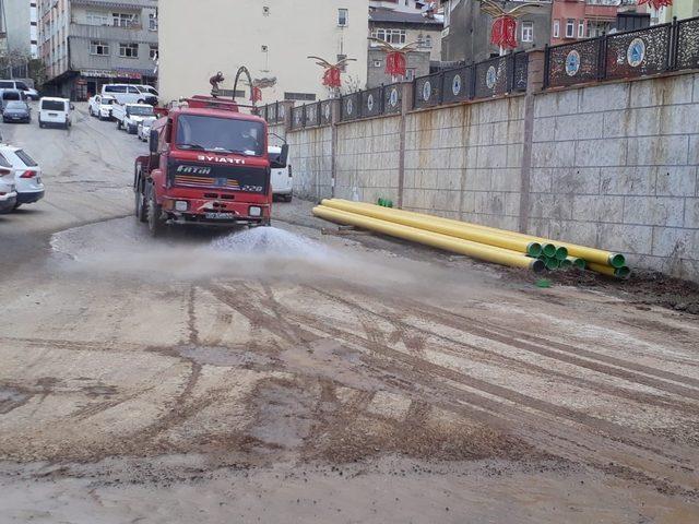 Hakkari’de yağmur sonrası cadde temizliği