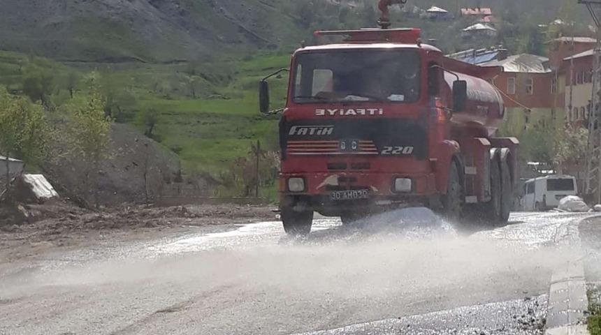 Hakkari&rsquo;de yağmur sonrası cadde temizliği