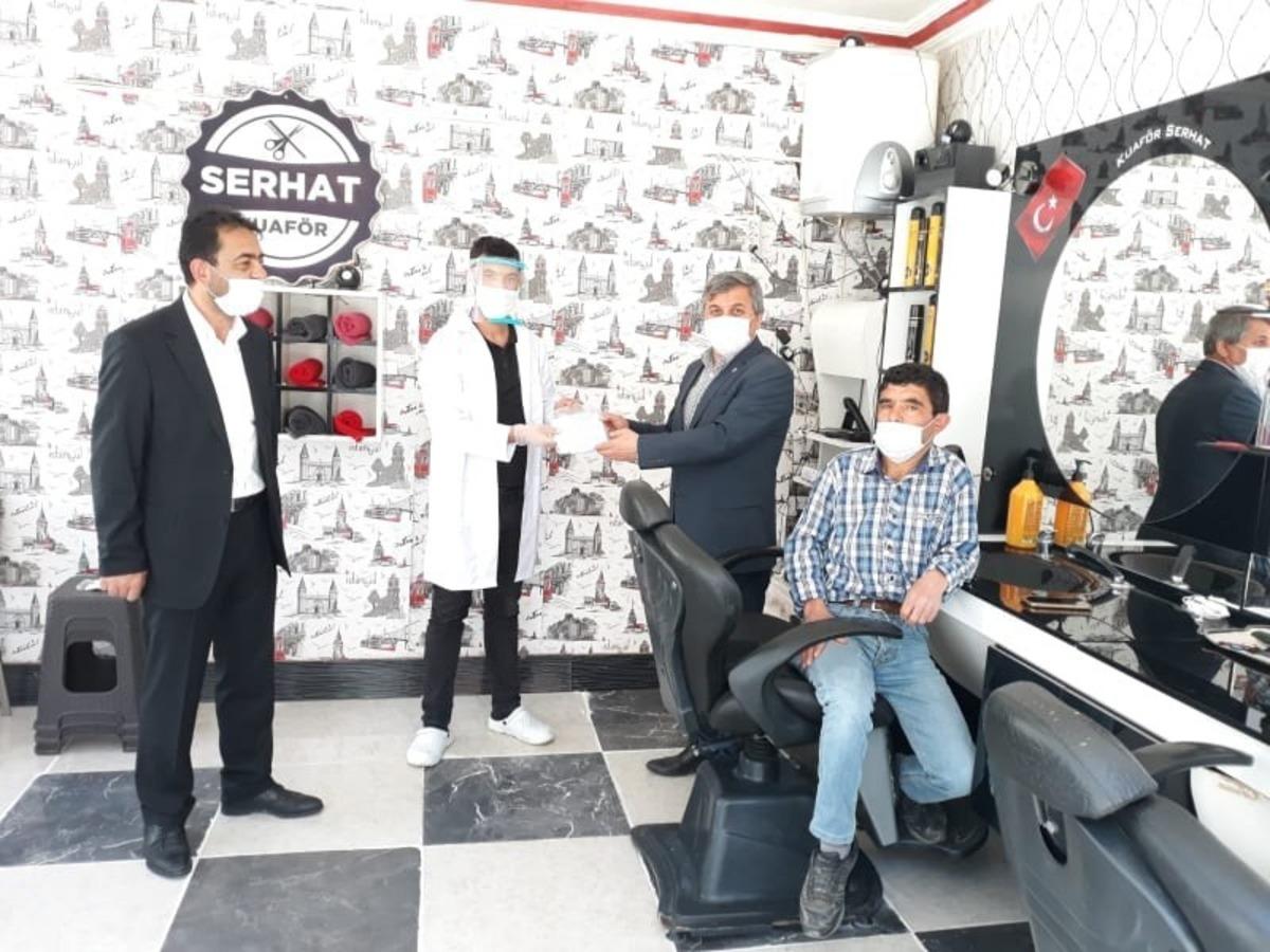 Berber ve kuaf&ouml;rlere maske,sperlik,eldiven ve dezenfektan dağıtıldı
