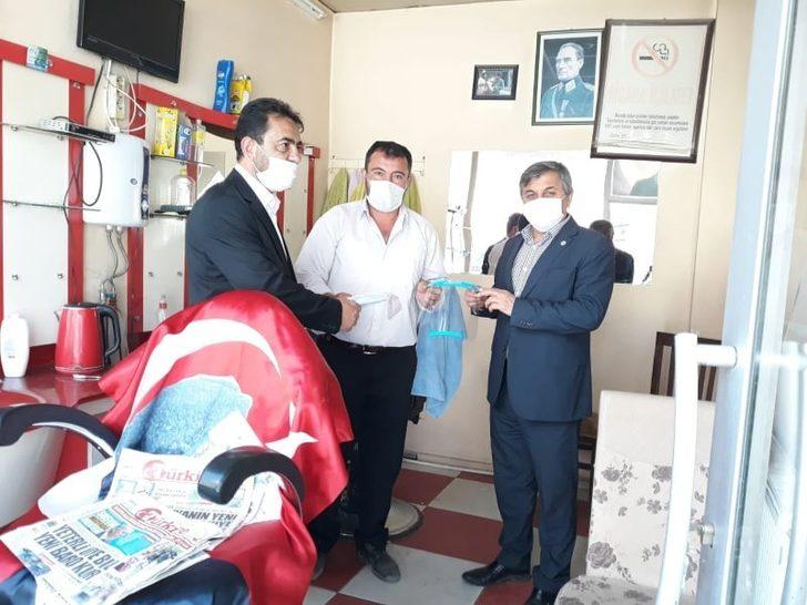 Berber ve kuaförlere maske,sperlik,eldiven ve dezenfektan dağıtıldı G2