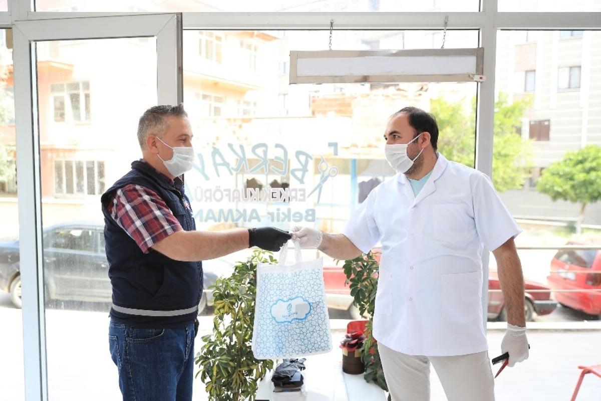 B&uuml;y&uuml;kşehir, berber ve kuaf&ouml;rlere koruyucu set dağıttı
