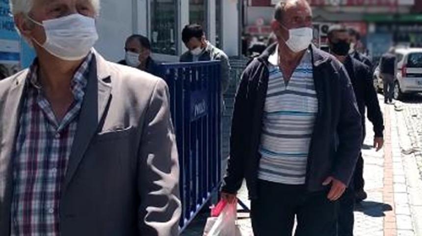 Rize'de uyarılara rağmen caddelerde hareketlilik sürüyor! Vali Yardımcısı'ndan açıklama