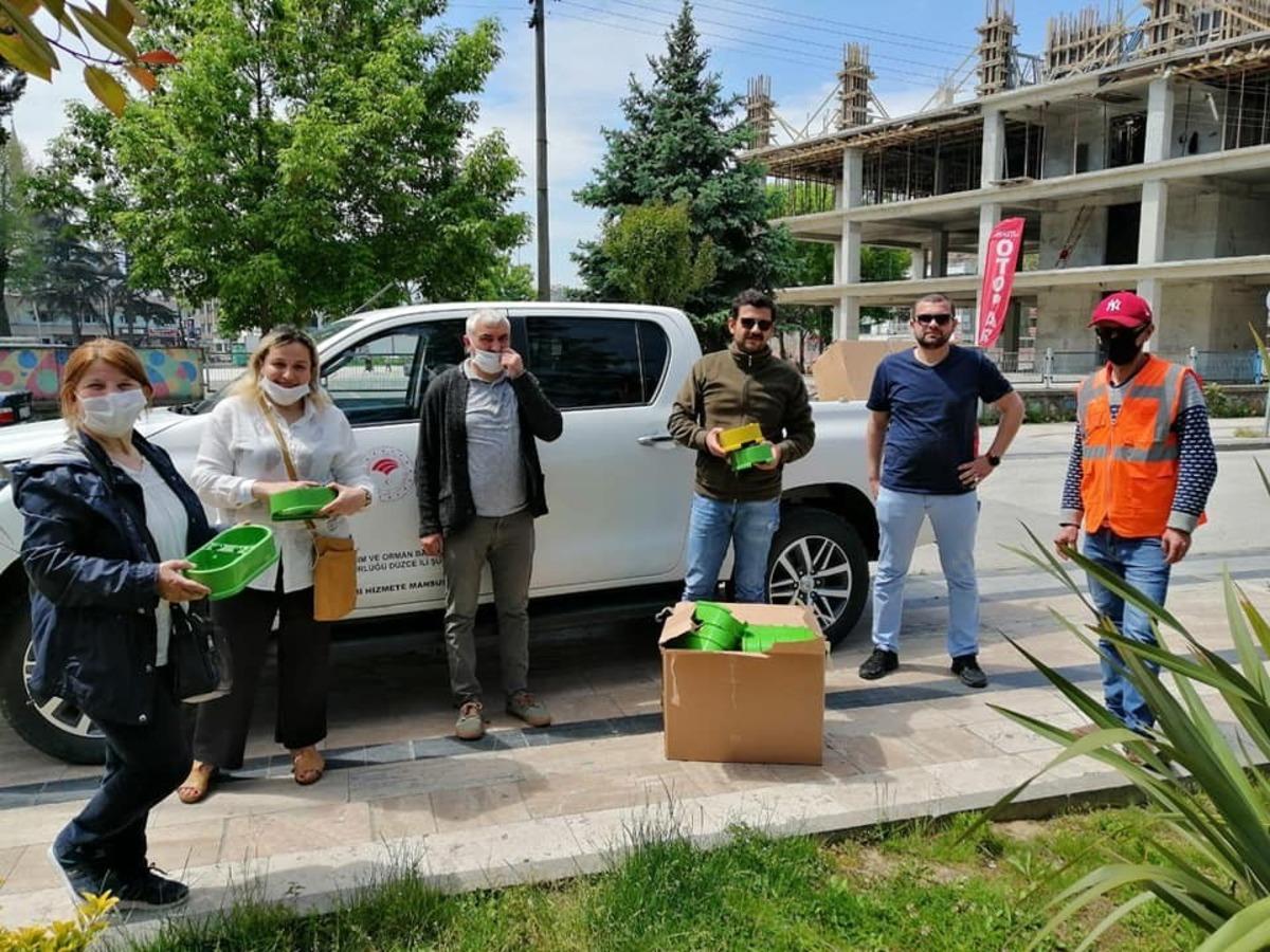 Sokak hayvanlarına mama ve su dağıtımı s&uuml;r&uuml;yor