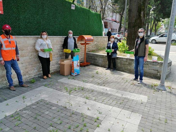 Sokak hayvanlarına mama ve su dağıtımı sürüyor G3