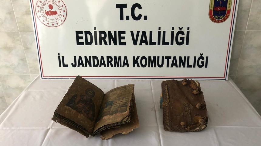 Otomobilde 500 yıllık 2 el yazması İncil ele geçirildi