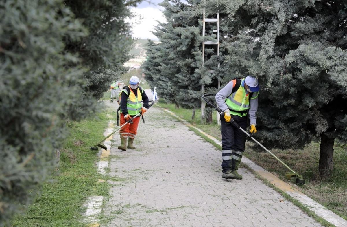 Van&rsquo;da mezarlıklarda bahar temizliği
