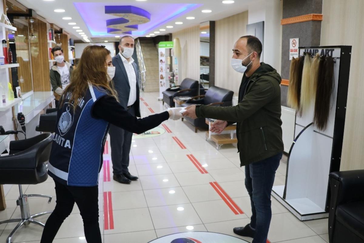 Van B&uuml;y&uuml;kşehir Belediyesinden berber ve kuaf&ouml;rlere maske desteği