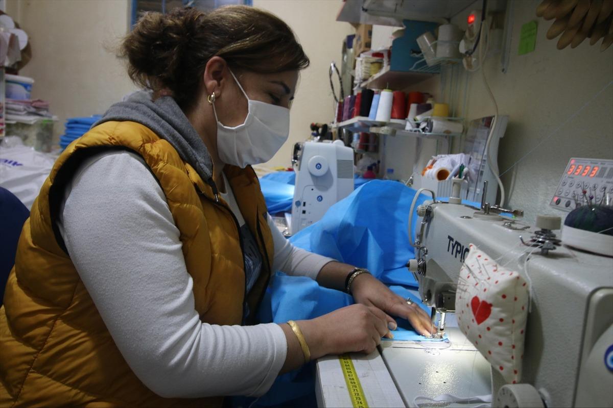 Karı koca, sağlık &ccedil;alışanları i&ccedil;in &uuml;cretsiz tulum &uuml;retiyor