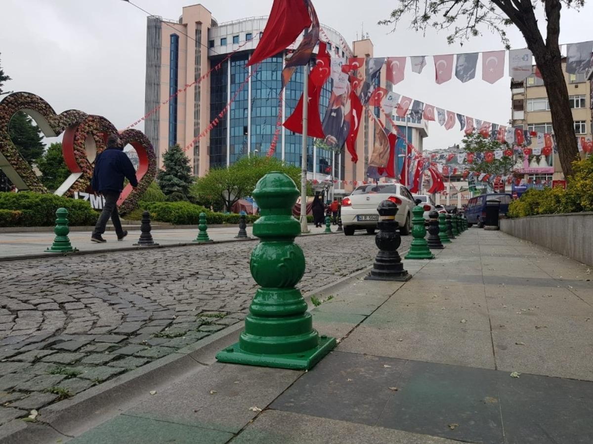 İzmit&rsquo;te caddeler Kocaelispor&rsquo;un renklerine b&uuml;r&uuml;nd&uuml;