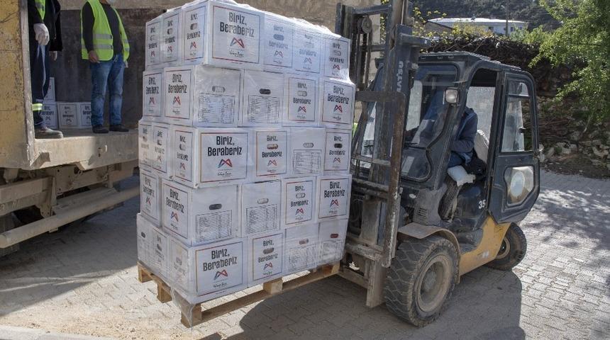Mersin Büyükşehir Belediyesinden 16 bin 122 esnafa gıda kolisi