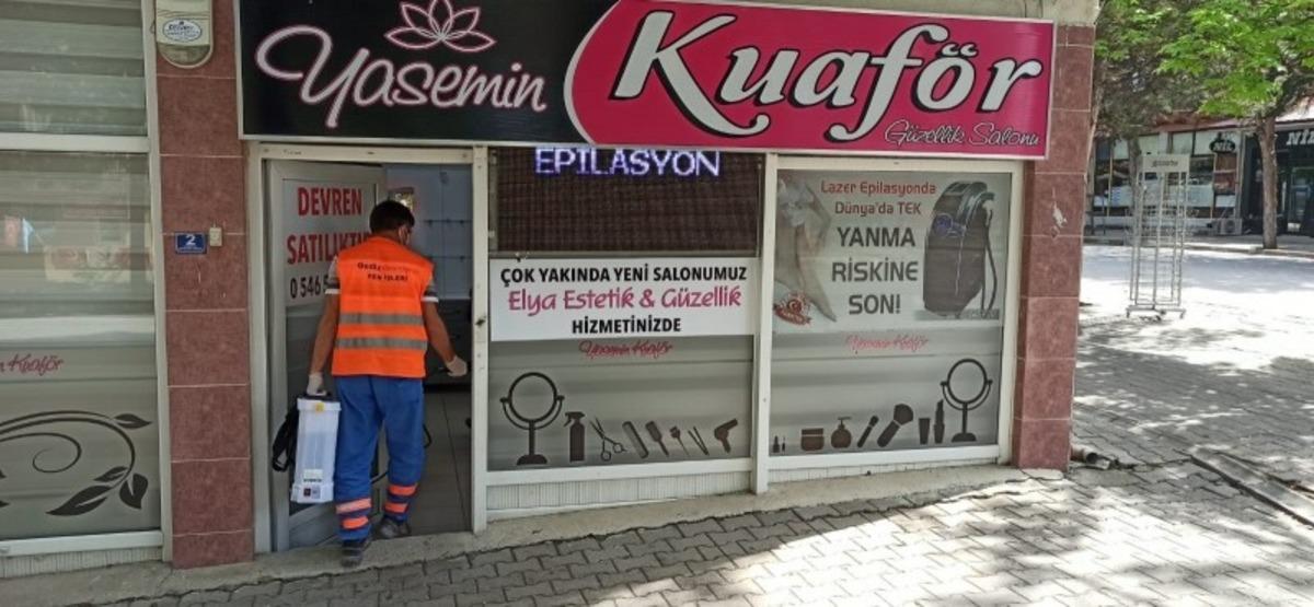 Gediz&rsquo;de berber ve kuaf&ouml;r salonları dezenfekte edildi