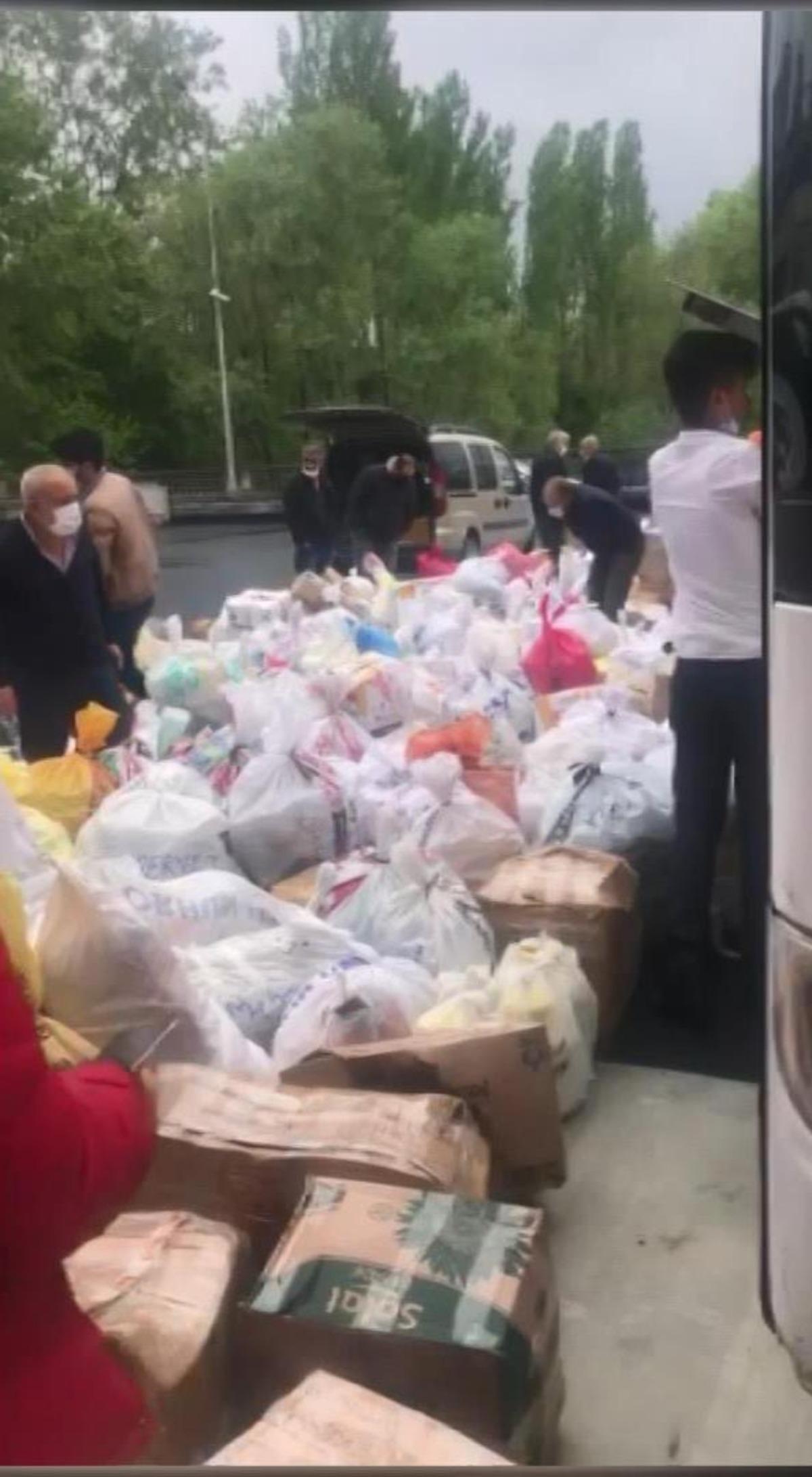 İstanbul'da yolcu bulamayan otob&uuml;sler y&uuml;k taşımaya başladı