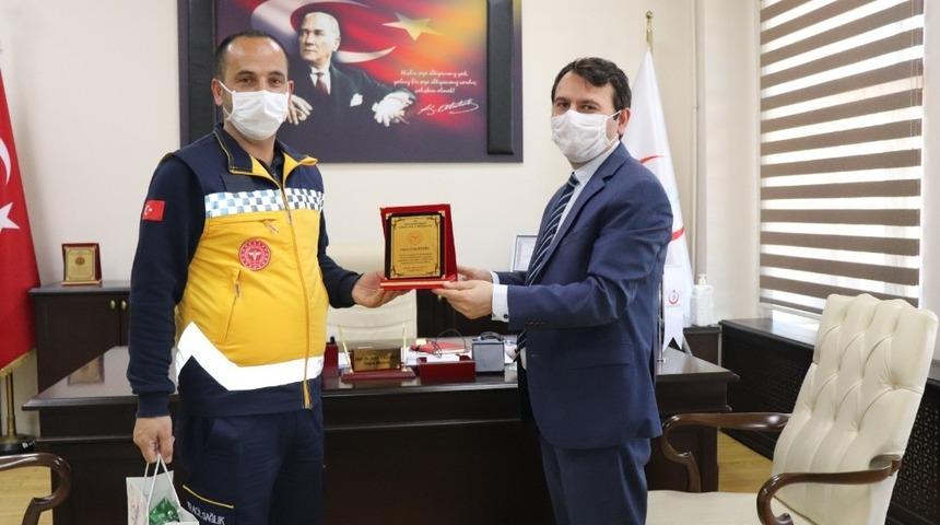 Kars’ta ambulans şoförüne plaket verildi