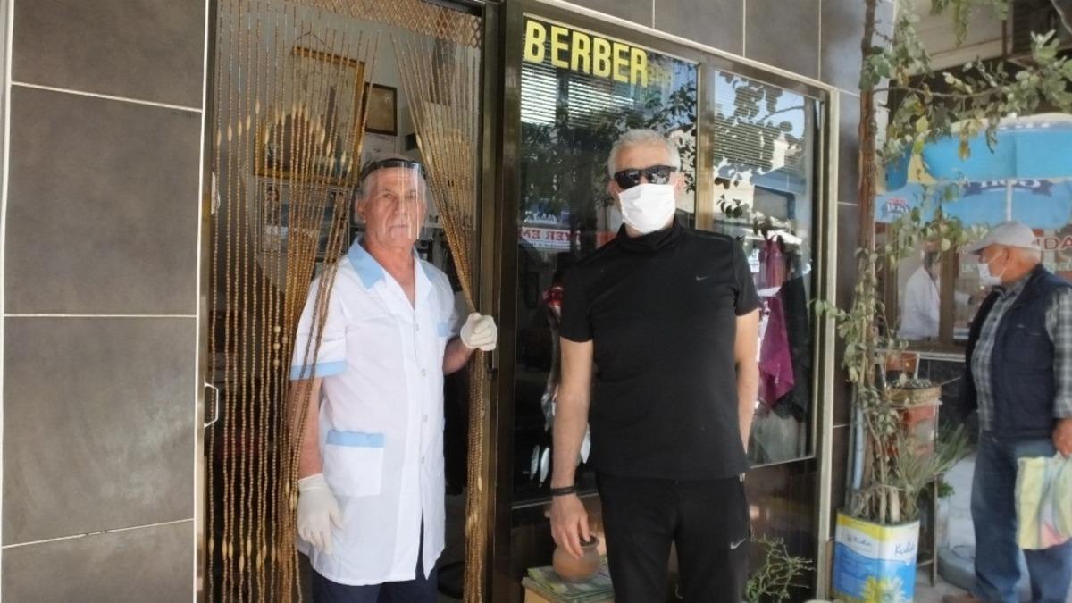 Burhaniye&rsquo;de berberler doktorlar gibi siperlikli maske taktı