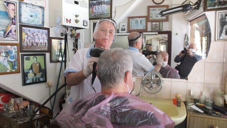 Burhaniye’de berberler doktorlar gibi siperlikli maske taktı G2