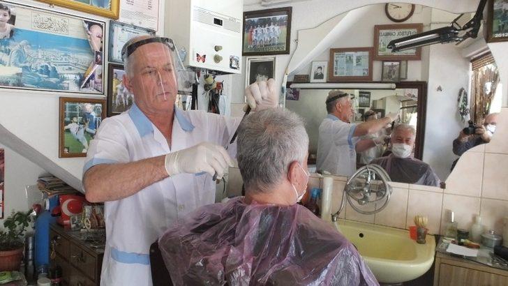 Burhaniye’de berberler doktorlar gibi siperlikli maske taktı G3