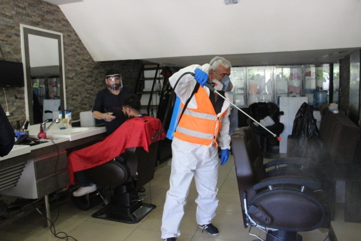 Kahta&rsquo;da berber ve kuaf&ouml;r salonları dezenfekte edildi