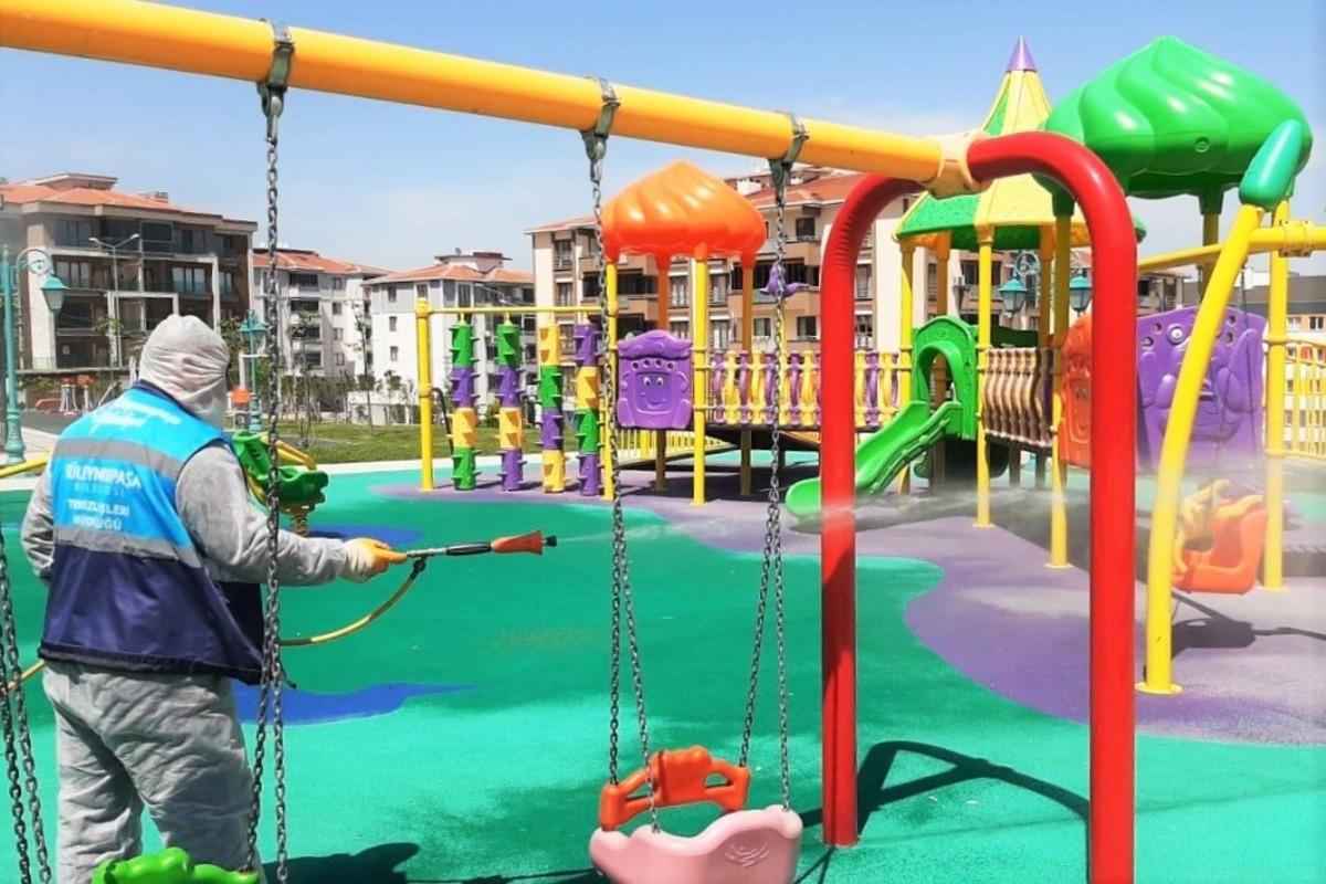 Sokağa &ccedil;ıkma izni &ouml;ncesi &ccedil;ocuk parkları dezenfekte edildi